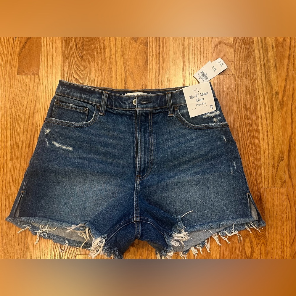 Abercrombie & Fitch “The Mom Short”